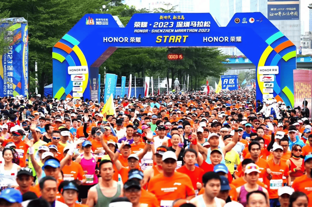 英国足球先生登顶马拉松赛场，引来瞩目